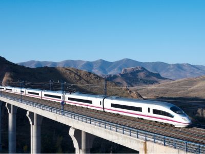 交通运输部：2025年全国高铁里程突破5万公里 营业性货运量达587亿吨