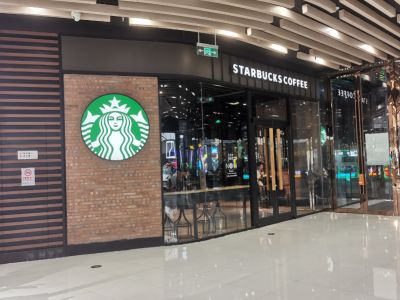 “回归星巴克(SBUX.US)”战略见效：Q3同店销售连增四季度 客流量与客单价双升 并上调全年业绩预测