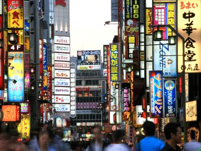 日本股市告别“AI独舞”! 七成企业盈利超预期，“AI算力瓶颈+优质现金流”酝酿全面牛市