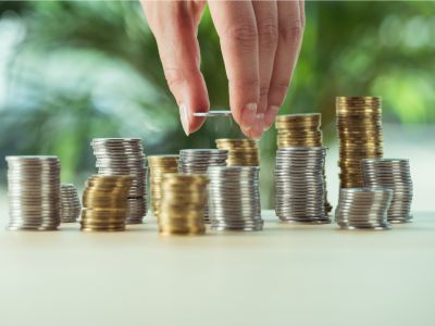 美股长牛助推家庭财富扩张：投资持仓中位数达历史高点，首破35万美元！