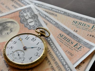 美债失控加剧资金外流，比特币期权押注 2026 年十万美元