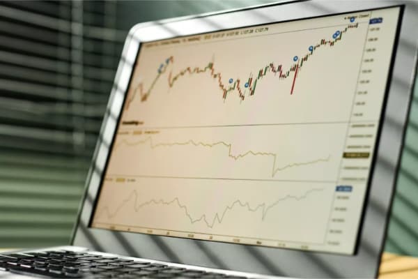 三大法人买卖超：定义、分析方法与实战应用总结
