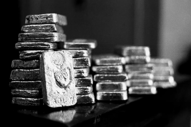 白银要逆袭？日内暴涨创12年新高，抢夺黄金光环