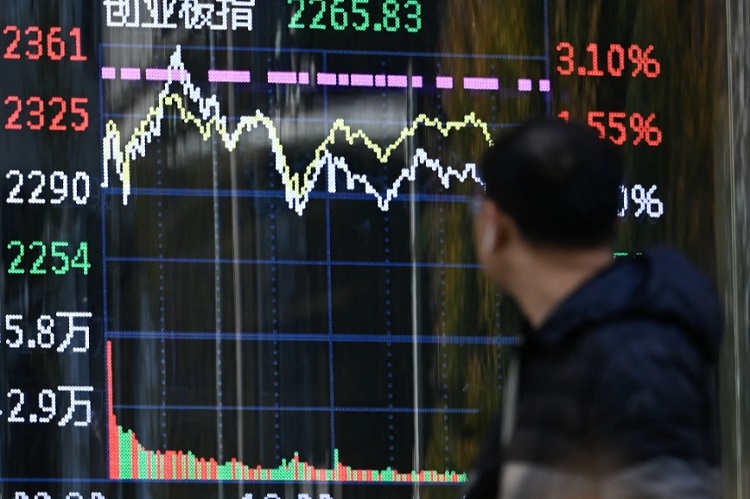 A股早盤震盪走低，創業板跌0.5%，創新藥板塊拉昇，銀行股反彈，國債上漲，商品下跌