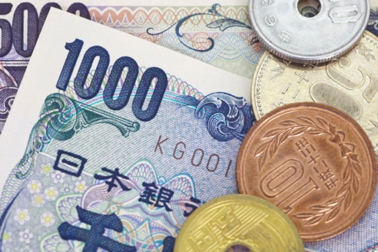 美股期货持平，欧股走弱，日股与日元同步走低，黄金跌至3400美元下方
