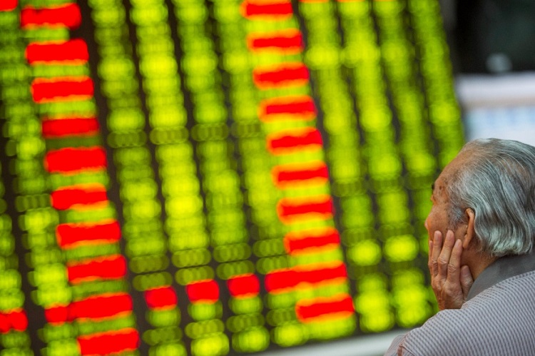 A股震荡走低，创业板跌超1%，AI硬件股集体调整，港股集体下跌，东方甄选涨超10%，国债反弹，商品下跌